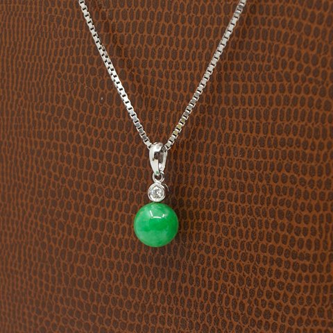 Halskæde i 14 kt. hvidguld med vedhæng i 18 kt. hvidguld med diamant og jadeit