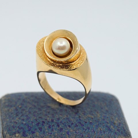 Ibsen & Weeke; Ring i 14 kt. guld med perle