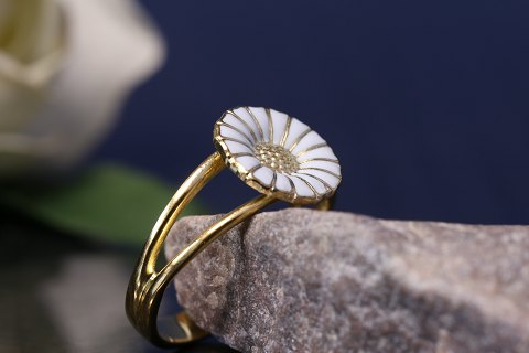 Sølvring fra Georg Jensens Daisy-serie, stemplet 925 og guldbelagt. Størrelse 57.