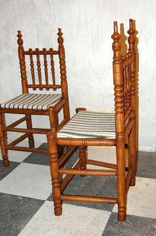 Pair chairs