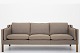 Børge Mogensen / Fredericia Furniture
3 pers. sofa, model 2213
Nybetrukket med Remix stof /
med keder i cognac læder og ben i teak
Børge Mogensen / Fredericia Furniture
3 pers. sofa, model 2213
Nybetrukket med Remix stof med keder i cognac læder og ben i teak
Leveringstid: 6-8 uger
Ny-restaureret
