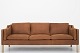 Børge Mogensen / Fredericia Furniture
BM 2213 - 3 pers. sofa, nybetrukket i Dunes Cognac-læder og stel i eg. 
Leveringstid: 6-8 uger
