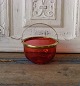 1800tals sukkerskål i hindbærfarvet glas med messing montering.