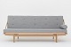 Poul Volther / KLASSIK Copenhagen
Poul Volthers daybed fra 1959 er det første møbel der er sat i produktion af 
KLASSIK i samarbejde med Poul Volthers egen familie. Daybeden er fremstillet i 
Danmark og fås med stel af valnød eller eg. Madrassen fås i læder fra Sørensen 
Læder eller stof fra Hermés Paris, Dedar, Kvadrat eller Christoffer Farr. Denne 
daybed er i eg med hynder i lyst Canvas 2 ...