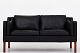 Børge Mogensen / Fredericia Furniture
BM 2212 - Nybetrukket 2 pers. sofa i sort Klassik-læder med ben i mahogni. 
KLASSIK tilbyder polstring af sofaen med stof eller læder efter eget ønske. 
Kontakt os venligst for mere information.
Leveringstid: 6-8 uger
Nyrestaureret
