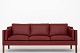 Børge Mogensen / Fredericia Furniture
BM 2213 - Nybetrukket 3 pers. sofa i Elegance Indian Red-læder med ben i 
valnød. KLASSIK tilbyder polstring af sofaen med stof eller læder efter eget 
valg
Leveringstid: 6-8 uger
Ny-restaureret
