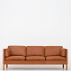 Børge Mogensen / Fredericia Furniture
BM 2443 - 3 pers. sofa, nybetrukket i Klassik Cognac-læder (anilin-læder) på 
ben af eg.
Leveringstid: 6-8 uger
Pæn stand
