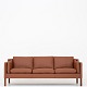 Børge Mogensen / Fredericia Furniture
BM 2213 - Nybetrukket 3 pers. sofa i Savanne Cognac læder. KLASSIK tilbyder 
polstring af sofaen med stof eller læder efter eget valg.
Vidste du, at BM 2213-sofaen (1962) blev tegnet til arkitektens eget hjem? 
Sofaen fås i flere varianter.
Leveringstid: 6-8 uger
Ny-restaureret
