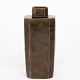 Ukendt 
Stor octagonal vase i stentøj med olivin-glasur.
1 stk. på lager
Original stand
