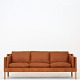 Børge Mogensen / Fredericia Furniture
BM 2213 - Nybetrukket 3 pers. sofa i Klassik Cognac-læder med ben i eg.
Vidste du, at BM 2213-sofaen (1962) blev tegnet til arkitektens eget hjem? 
Sofaen fås i flere varianter.
Leveringstid: 6-8 uger
Ny-restaureret
