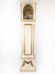 Grandfather clock of white painted wood decorated with gold from the 1820s.
5000m2 showroom.