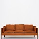 Børge Mogensen / Fredericia Furniture
BM 2213 - Nybetrukket 3 pers. sofa i Klassik Cognac (anilin-læder). KLASSIK 
tilbyder sofaen i tekstil eller læder efter eget valg. Kontakt os venligst for 
mere information.
Vidste du, at BM 2213-sofaen (1962) blev tegnet til arkitektens eget hjem? 
Sofaen fås i flere varianter
Leveringstid: 6-8 uger
Ny-restaureret
