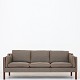 Børge Mogensen / Fredericia Furniture
BM 2213 - 3 pers. sofa i nyt tekstil (Hallingdal 65, farvekode 227) med keder i 
anilinlæder (Klassik Cognac). KLASSIK tilbyder sofaen i tekstil og læder efter 
eget valg. Kontakt os venligst for mere information.
Vidste du, at BM 2213-sofaen (1962) blev tegnet til arkitektens eget hjem? 
Sofaen fås i flere varianter.
Leveringstid: 6-8 uger
Ny-restaureret
