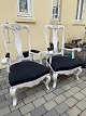 Paar schwedische Stühle vom Anfang des 20. Jahrhunderts im Barock-/ Rokokostil. 
Weiß lackiertes Holz und Stuhlsitze mit schwarzem Stoff bezogen