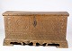 Synderjysk egetræs kiste med udskæringer fra omkring år 1760