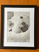 Originalt sort-hvidt vintage foto af underjordisk tunnelbyggeri - forløber for Camp Century og projekt Iceworm - i Grønland fra 1955. Soldat fra de amerikanske ingeniørtropper undersøger tykkelsen på sne- / islaget i den grønlandske undergrund