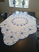 Embroidered tablecloth with blue fluted pattern 127 x 127 cm.