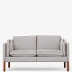 Børge Mogensen / Fredericia Furniture
BM 2212 - Reupholstered 2-seater sofa in new textile - Steelcut Trio (color 
105) with piping in Elegance Walnut leather and teak legs. KLASSIK offers 
upholstery of the sofa in fabric or leather of your choice.
Vidste du, at BM 2212-sofaen (1962) blev tegnet til arkitektens eget hjem? 
Sofaen fås i flere varianter.
Renovated
