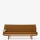 Poul Volther / Klassik Studio
Volther Daybed med ramme i olieret eg og tekstil fra Kvadrat - "Canvas 2", 
farvekode: 424 og pude i 414.
I 1958 formgav Poul Volther Daybeden, der er karakteriseret af enkelthed og 
funktionalitet, og var det første produkt i Klassik Studios kollektion. På en 
elegant måde, kan daybeden bruges både som sofa i stuen og som briks i 
gæsteværelset.
Den massive træram