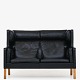 Børge Mogensen / Fredericia Furniture
BM 2192 - Kupésofa i originalt, sort læder med ben i eg.
Kupésofaen (1970) omslutter de siddende som i en førsteklasseskupé. Sofaen fås 
i flere varianter.
1 stk. på lager
Pæn, brugt stand
