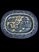 Antike Servierplatte aus Fayence mit chinesischem Muster. Das Muster heißt Blue 
Willow. Vermutlich Engländer, Staffordshire. Undeutlich gemarkt.