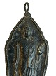 Håndlavet, gammelt Buddha-ophæng, husalterfigur / amulet lavet af læder/træ, lak 
og snor med motiv af gående Buddha. Phra Leela (Walking Buddha). Antageligt 
Thailand.