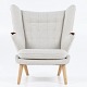 Hans J. Wegner / AP Stolen
AP 19 - Nybetrukket Bamsestol i lyst tekstil (A Joy fra Dedar, farve 002 
Natural).
OM MØBLET: Dette er en original ’Bamsestol’ af Hans J. Wegner, som er 
produceret hos den oprindelige producent; AP Stolen. Stolen er brugt, men er 
nybetrukket af vores erfarne polstrerværksted i Danmark. Den fremstår som ny og 
har 2 års garanti. Den tilbydes med læder og/eller tekstil 