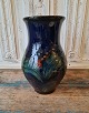Danico stor midnatsblå vase dekoreret med grønne blade og røde bær 28 cm.