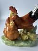 Gruppe mit Huhn, Hahn und zwei Küken - Osterfigur aus glasiertem Porzellan.