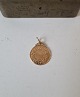 Pendant in 14 kt gold decorated with trefoils on one side and the Lord