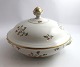 Rote Beeren (Berberitze). Königliches Kopenhagen. Deckelschale. Modell 84/9034. 
Durchmesser 23,5 cm. Hergestellt vor 1890. (2 Wahl)