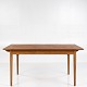 Arne Vodder / Sibast Furniture
Spisebord med plade i teak og stel i eg med to tillægsplader.
1 stk. på lager
Brugt stand
