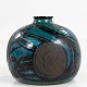 Birte Weggerby
Stor vase i stentøj med blå, turkis og sort glasur.
1 stk. på lager
Pæn stand
