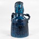 Birte Weggerby
Skulptur/vase i stentøj med blå glasur. Signeret fra 1957.
1 stk. på lager
Pæn stand
