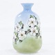 Royal Copenhagen
Vase i fajance med blomstermotiv. 
1 stk. på lager
Pæn, brugt stand
