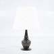 Just Andersen / Own workshop
Table lamp in discometal with shade in white fabric.
1 pc. in stock
Original condition
