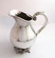 Svend Toxværd. Krug aus Sterlingsilber mit Weintrauben, gehämmert. Höhe 18 cm.