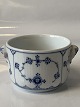 Musselmalet Riflet Hotelporcelæn
Sjælden lille skål med øre. Ø. 9,0 x 6,1 cm
SOLGT