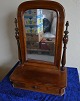 Tilting mirror with drawer in mahogany from the 1950s.
Also intended for hanging. 
H 65cm-W 47.5cm