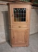 Hjørneskab
 Kr. 1200,-