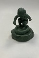 P. Ipsens Enke Keramisk Figur af Lille Pige med Skovl i Grøn Glasur No. 889
