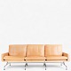 Poul Kjærholm / E. Kold Christensen.
PK 31/3 - 3 pers. sofa i patineret lyst naturlæder med stel af forkromet stål. 
Formgivet i 1958.
1 stk. på lager
