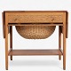 Hans J. Wegner / Andreas Tuck.
AT 33 - Sybord i egetræ med to klapper, skuffe og kurv i flet.
1 stk. på lager
