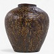 Axel Salto / Royal Copenhagen
Vase i stentøj dekoreret med bladværk og brunlig glasur. Signeret.
1 stk. på lager
