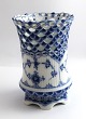 Königliches Kopenhagen. Musselmalet, Vollspitze. Vase. Modell 1016. Höhe 11 cm. 
(1 Wahl)