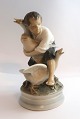 Königliches Kopenhagen. Porzellanfigur. Der Gänsedieb. Modell 2139. Höhe 17 cm. 
(3 Wahl)