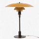 Poul Henningsen / Louis Poulsen
PH 3,5/2 - Bordlampe i bruneret messing med overskærm i gullakeret kobber og 
mellem samt underskærm i ravfarvet glas. Stemplet 