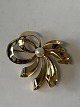 Beautiful gold brooch with soft lines in 14 carat gold, with real pearl.