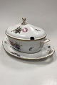 Royal Copenhagen Saksisk Blomst Let Terrin No. 1666 med underfad No. 493/1671