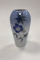 Royal Copenhagen Art Nouveau Vase med Blå og Hvid Blomster motiv No. 2679/295